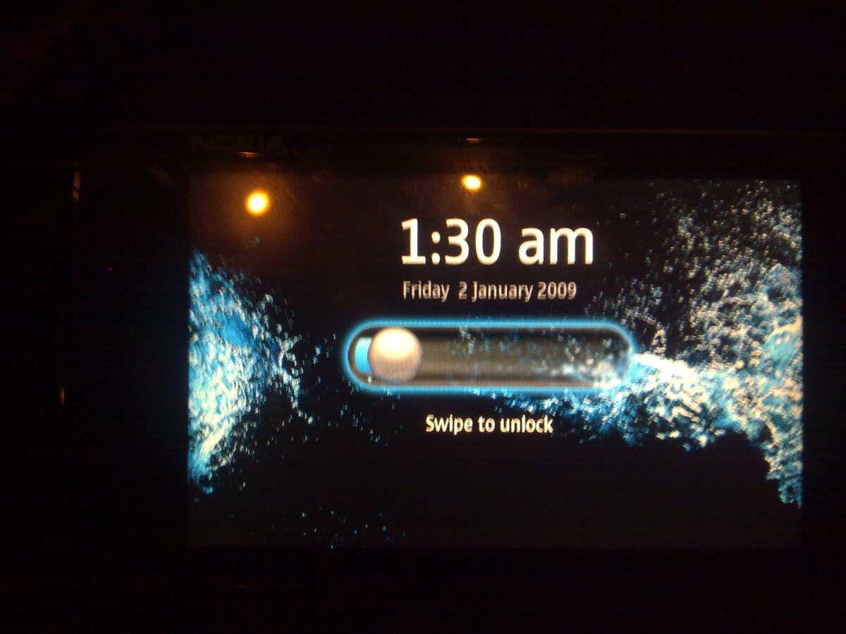 Nokia N900: swipe to unlock - 