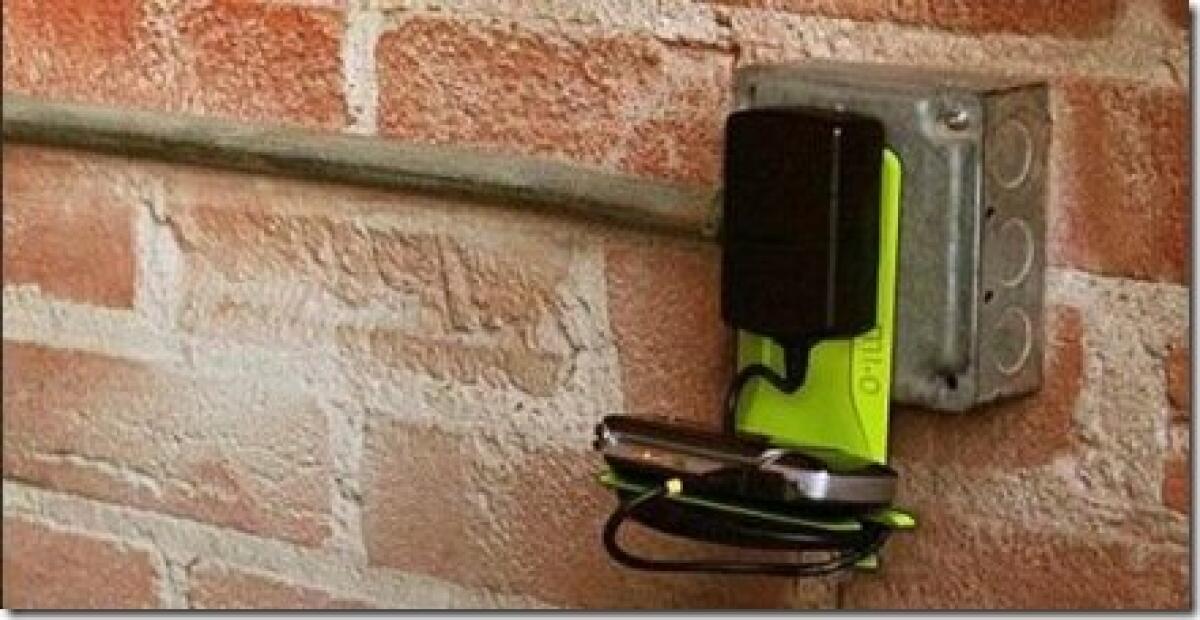 Mi-o, il supporto iPhone per le prese a muro - 