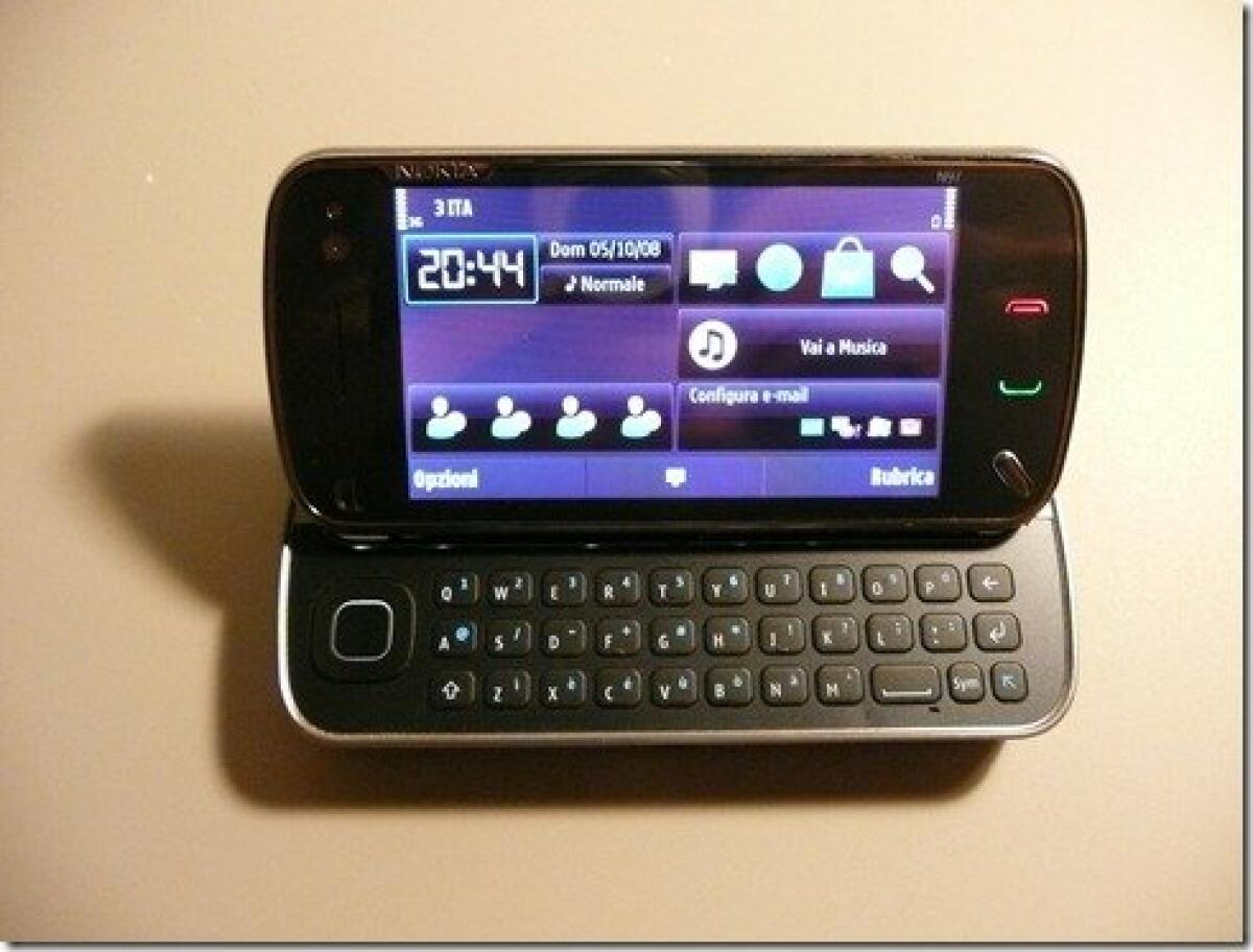 Nokia N97: la videorecensione di YourLifeUpdated - 