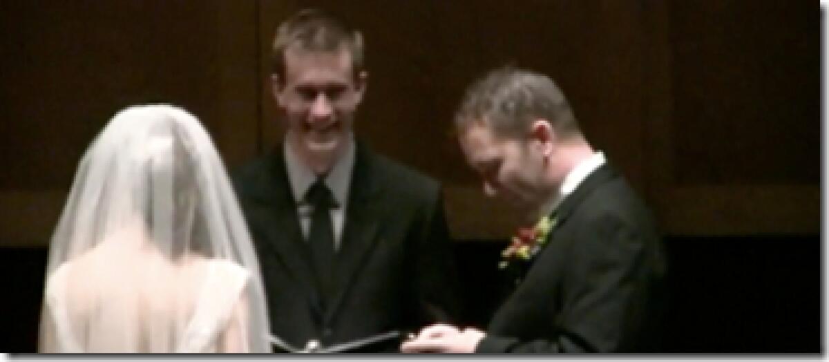 Un pazzo aggiorna Facebook sull’altare - 