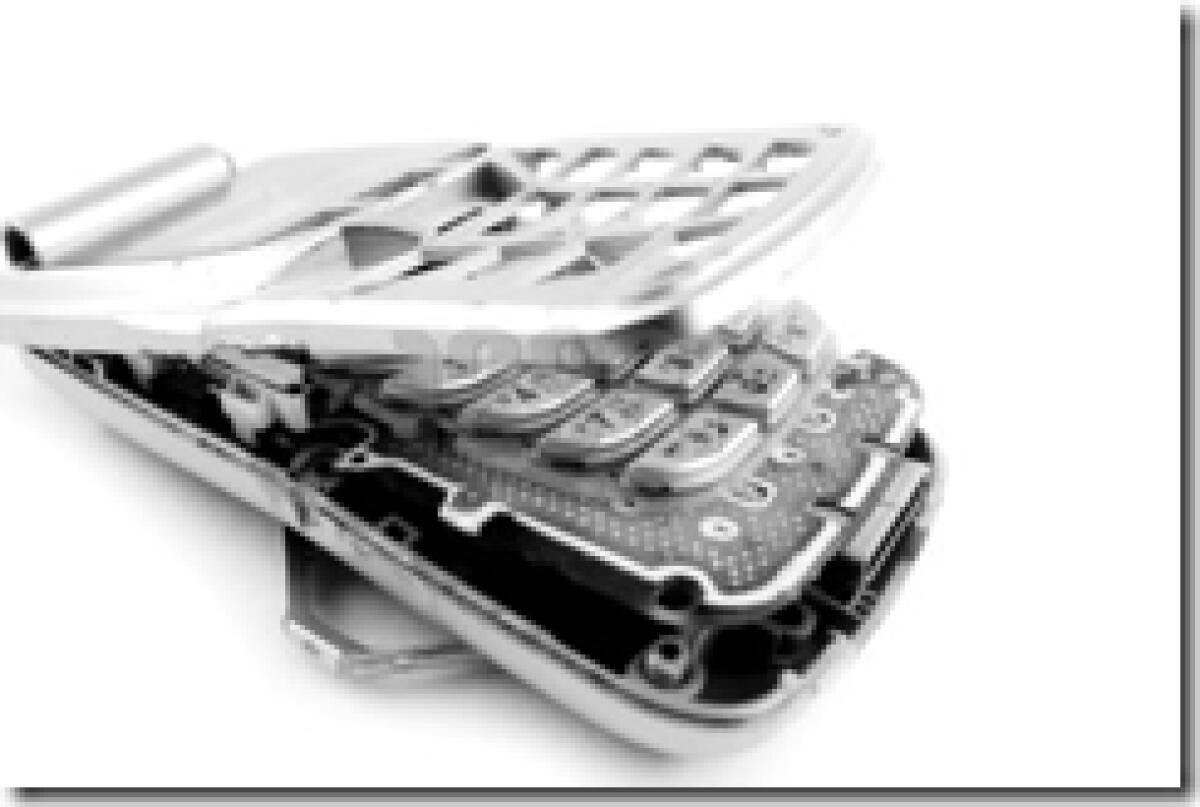 [CES 2010] Reporter di BCC distrugge il telefono indistruttibile - 