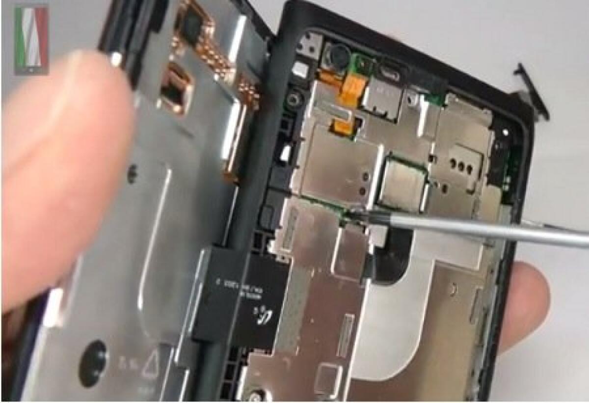 Cambiare batteria e display Nokia Lumia 900 [Guida Video] - 