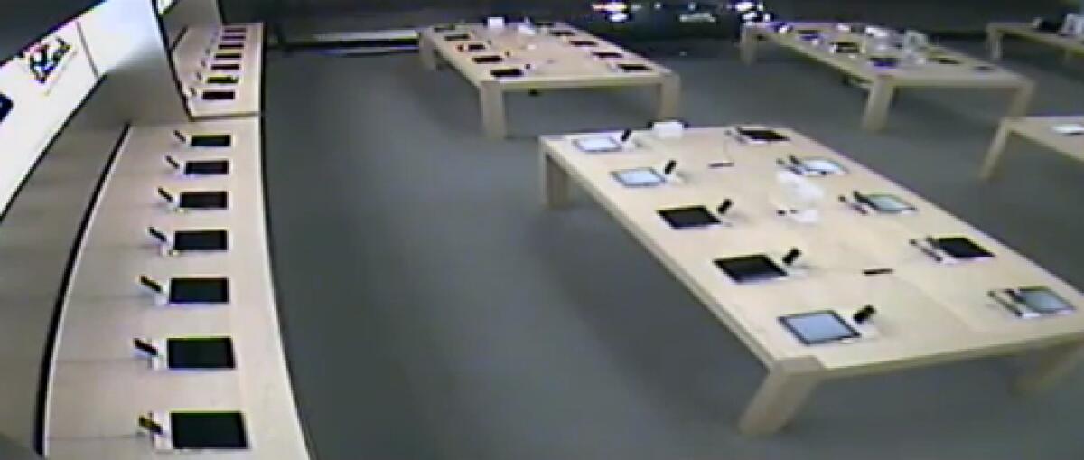 In California sfondano la parete dell'Apple Store con un'auto - 