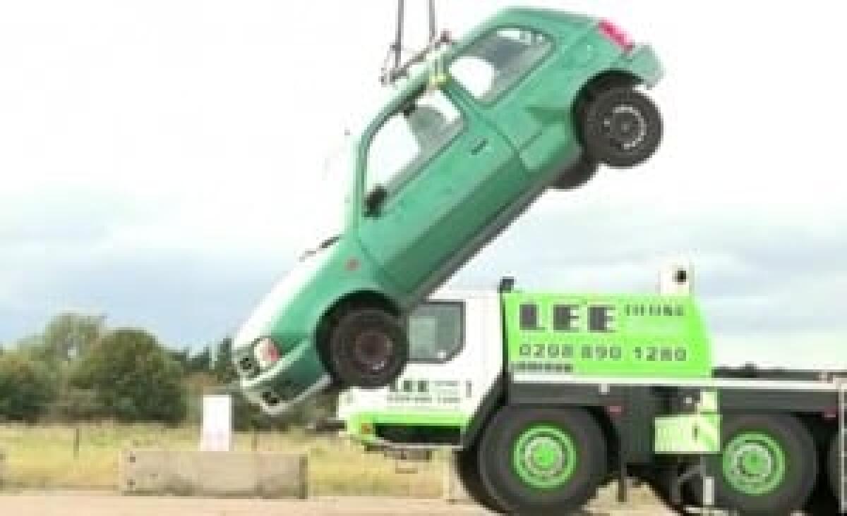 Quanti elastici ci vogliono per sollevare un’auto? [Video] - 