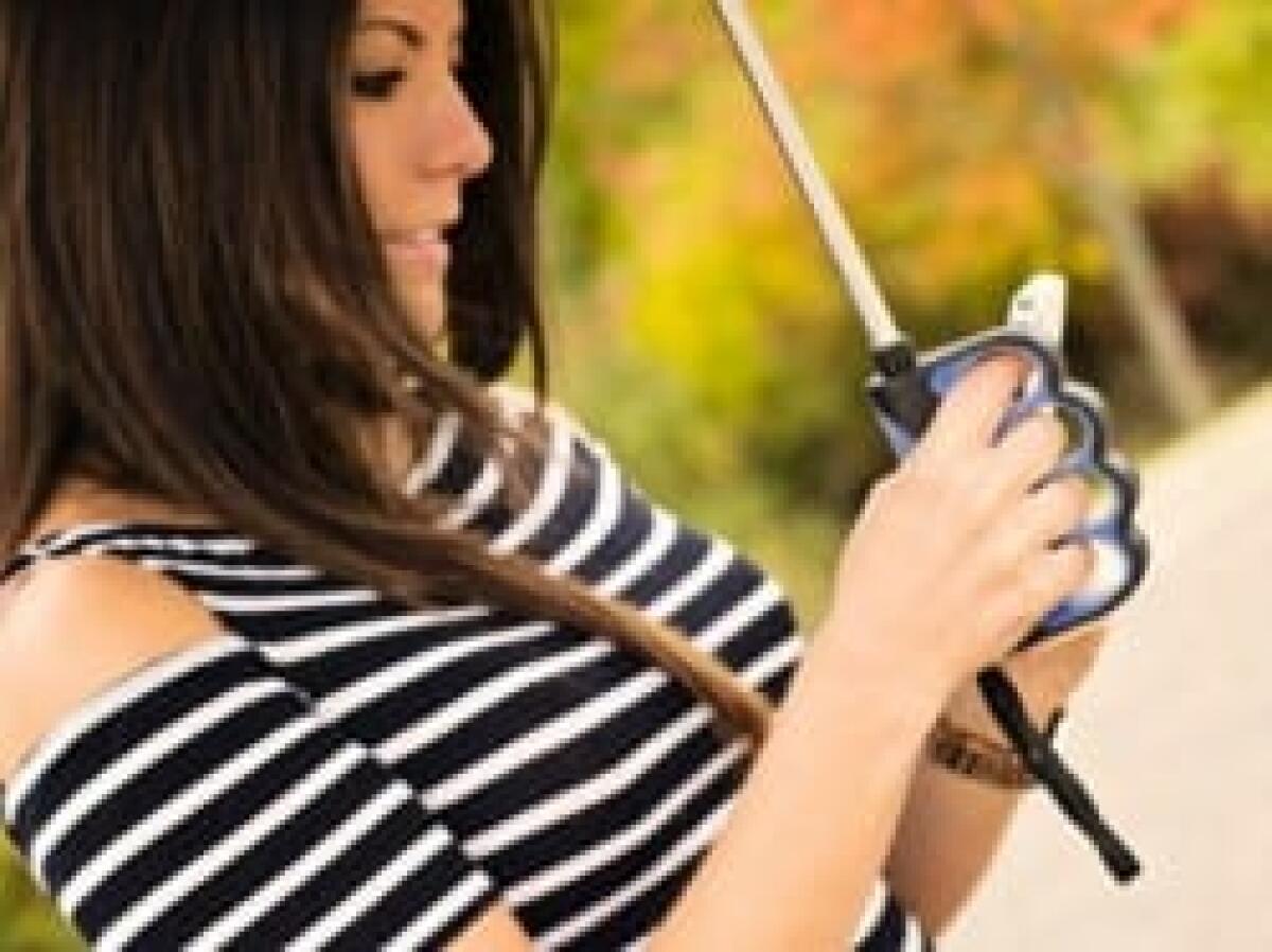 Ecco l'ombrello per usare smartphone sotto la pioggia e scrivere messaggi - 