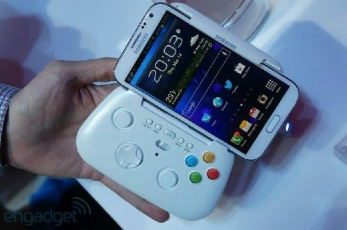 Samsung presenta anche un gamepad wirless per Galaxy S4 - 