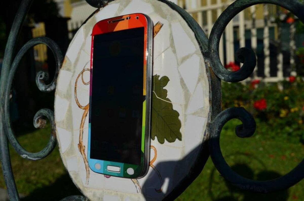 Salutoo Skin, la cover per Galaxy S4 che ti fa attaccare lo smartphone ovunque - 