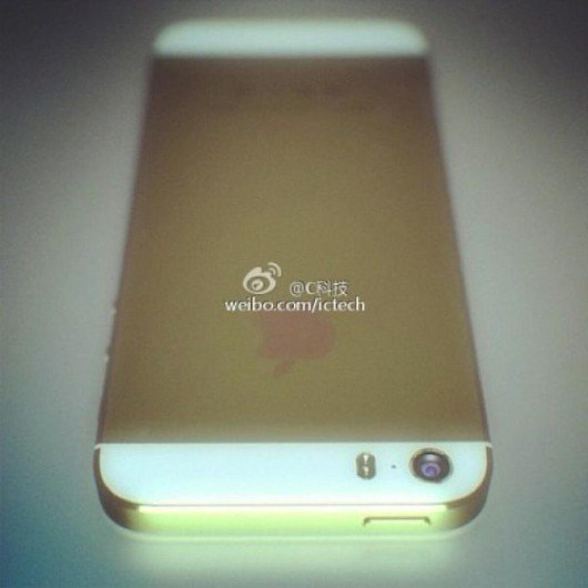 Ecco la prima foto dell'iPhone 5S color oro e bianco - 