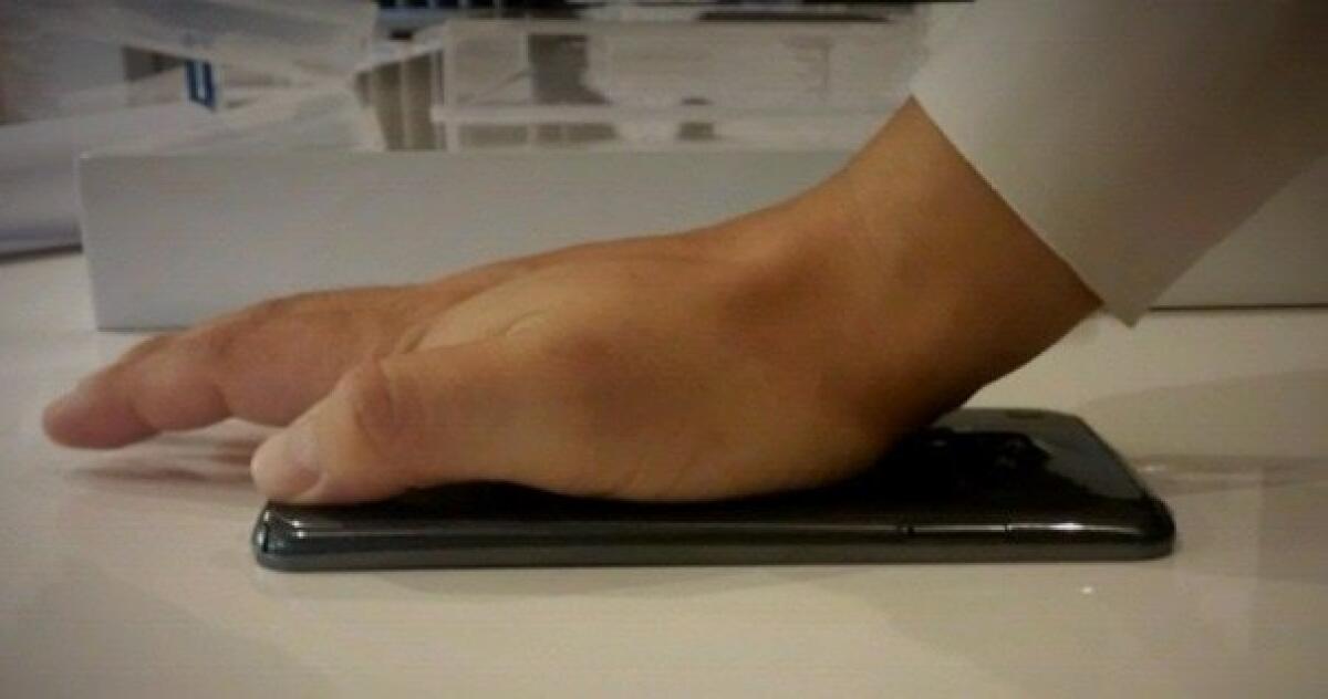 LG G Flex, lo smartphone Android che si piega ma non si rompe - 