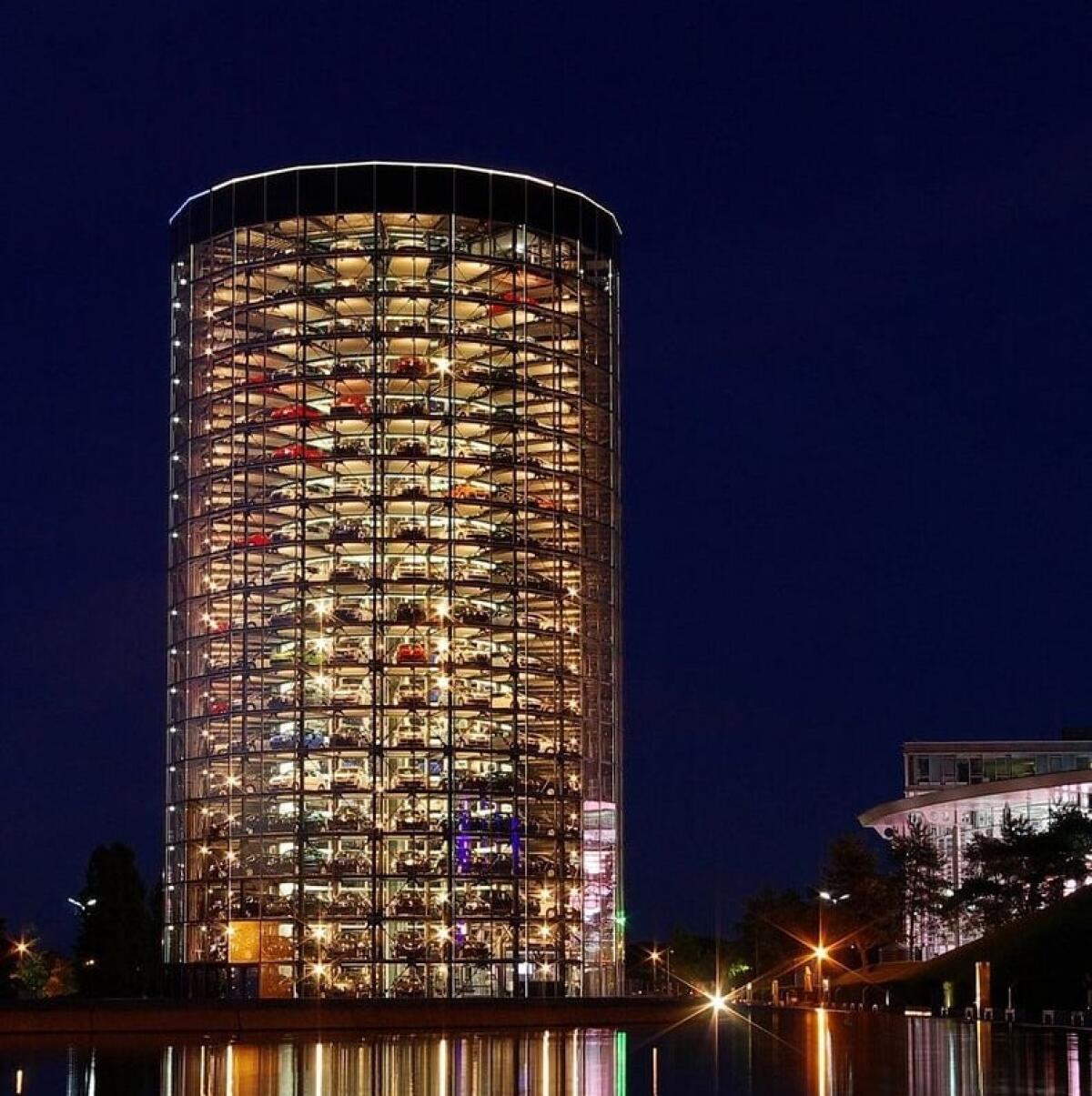  Autostadt Car Tower: Le torri automatizzate di stoccaggio delle auto Volkswagen! - 