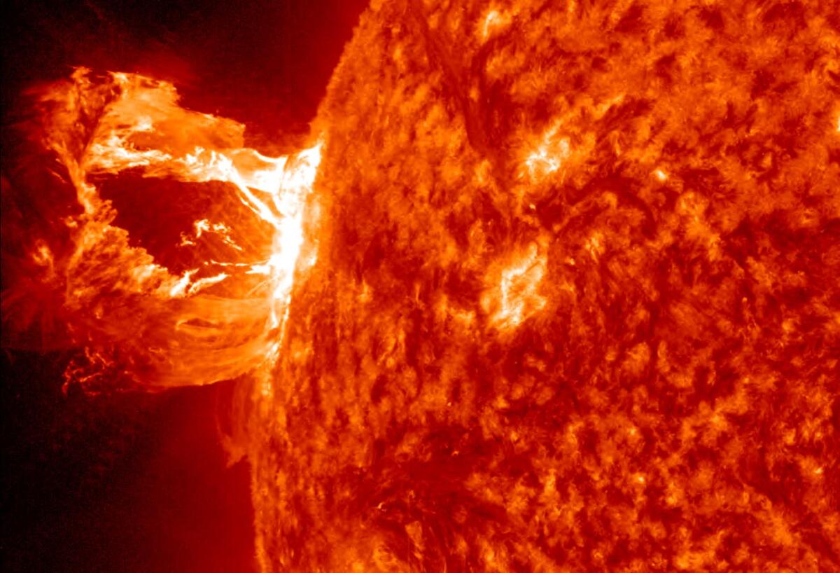 NASA: Eruzione solare in corso. Possibili problemi alle Telecomunicazioni! - 