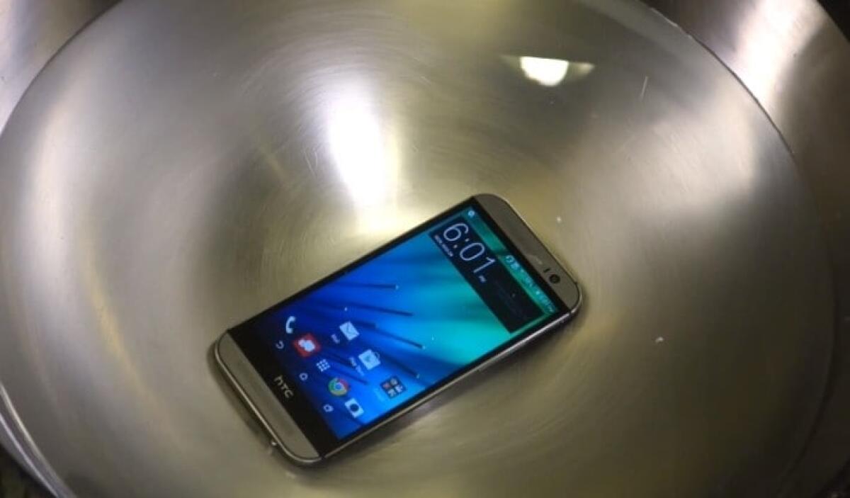 L'HTC One M8 è resistente sia all'acqua che alle martellate!!! - 