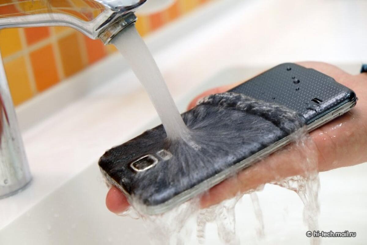 Attenti: il Galaxy S5 non è poi così resistente all'acqua come dichiarato da Samsung! - 
