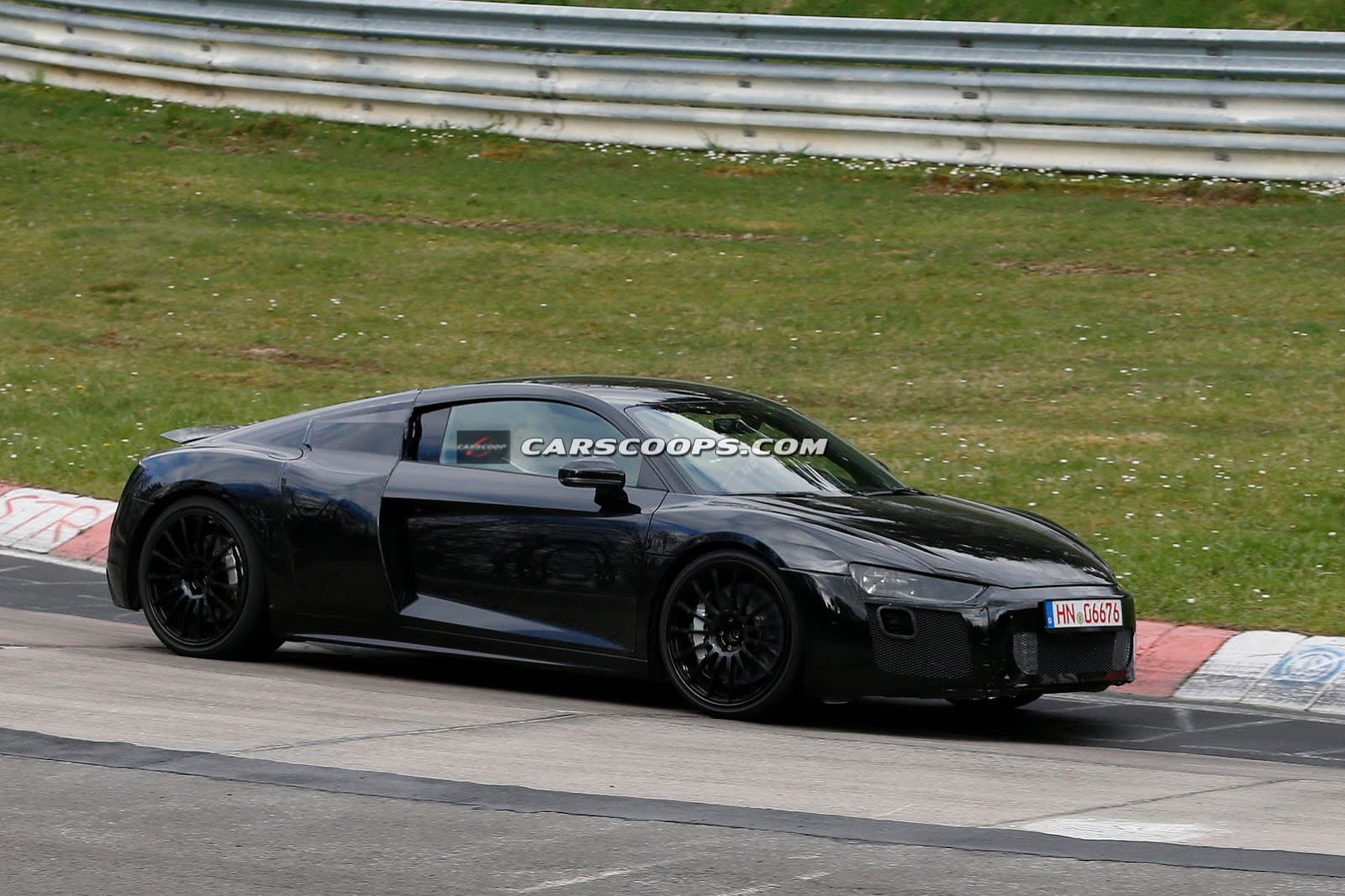 Galleria 1 del post: Nuova Audi R8: Beccata senza veli al Ring!