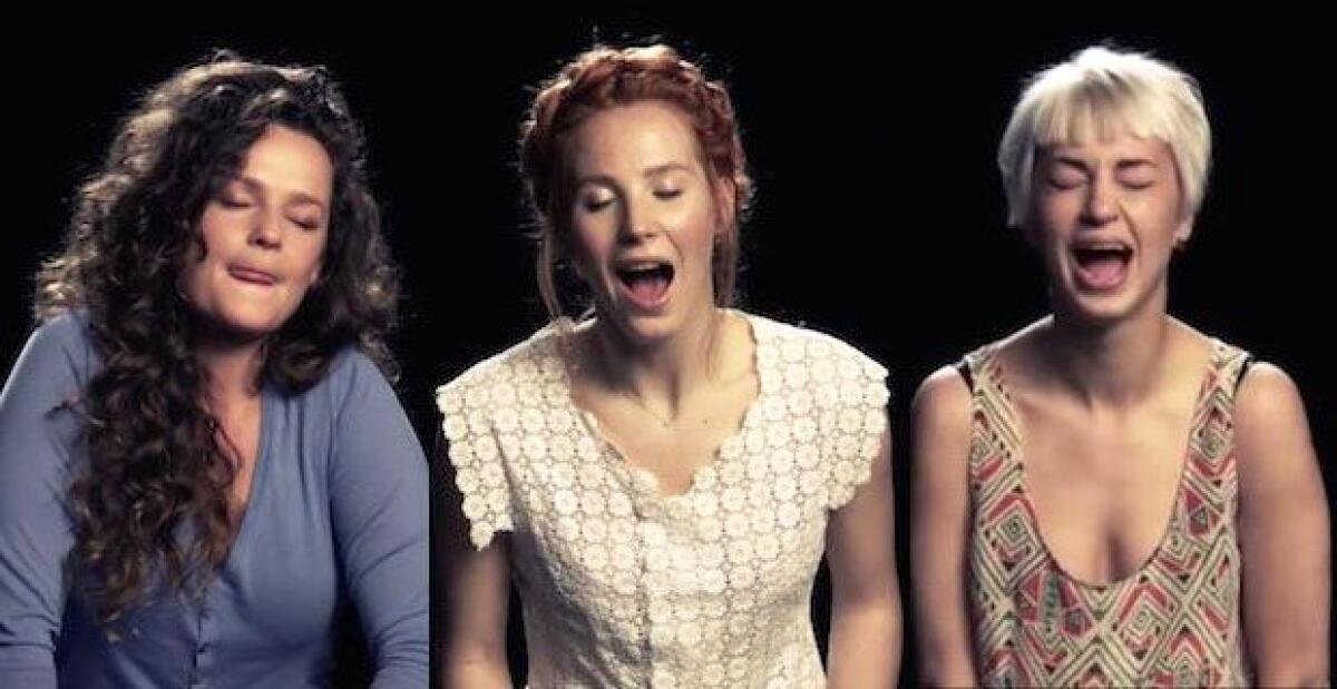 Cantano con un vibratore tra le gambe, video fa boom di visite in rete | VIDEO - 