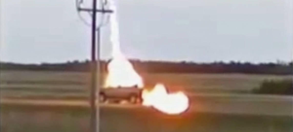 Alberta: PickUp centrato da un fulmine...Occupanti soccorsi da un poliziotto sul posto!  - 