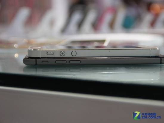 iPhone 5S sopra iPhone 6 spessore