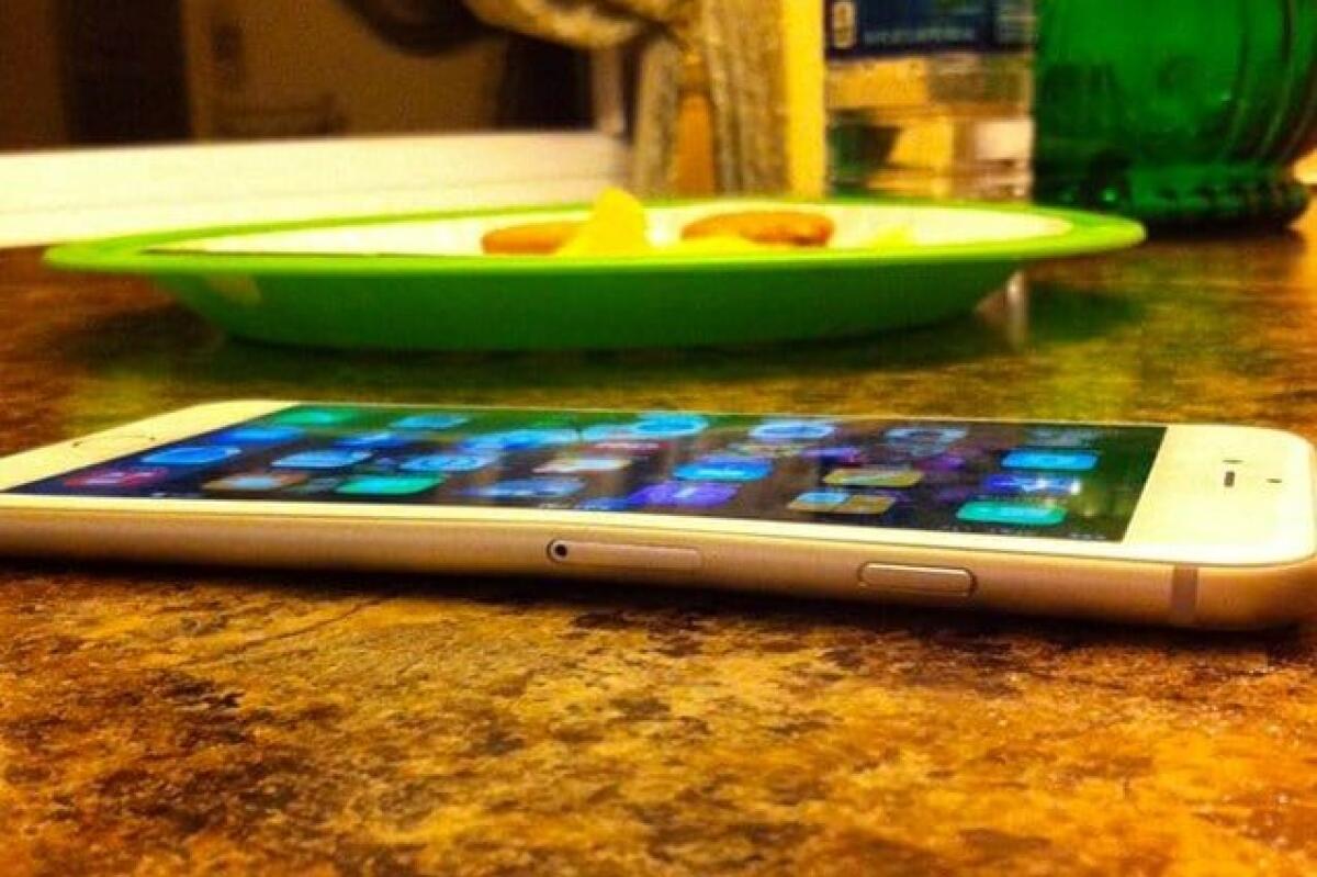 Lo schermo di iPhone 6 si piega facilmente: ecco il video - 