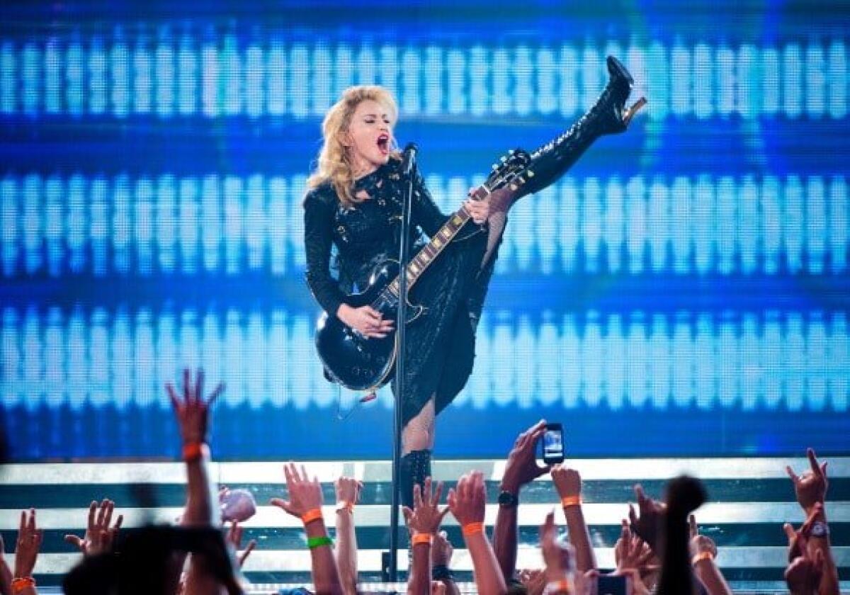 Madonna, Living for Love: testo, parole e video ufficiale - 