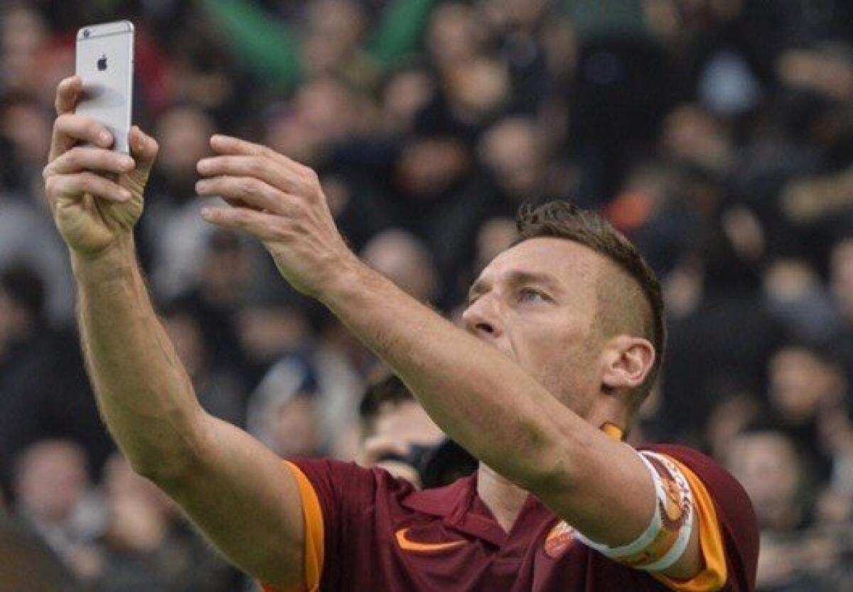 Selfie di Totti con iPhone 6: l’Antitrust indaga - 