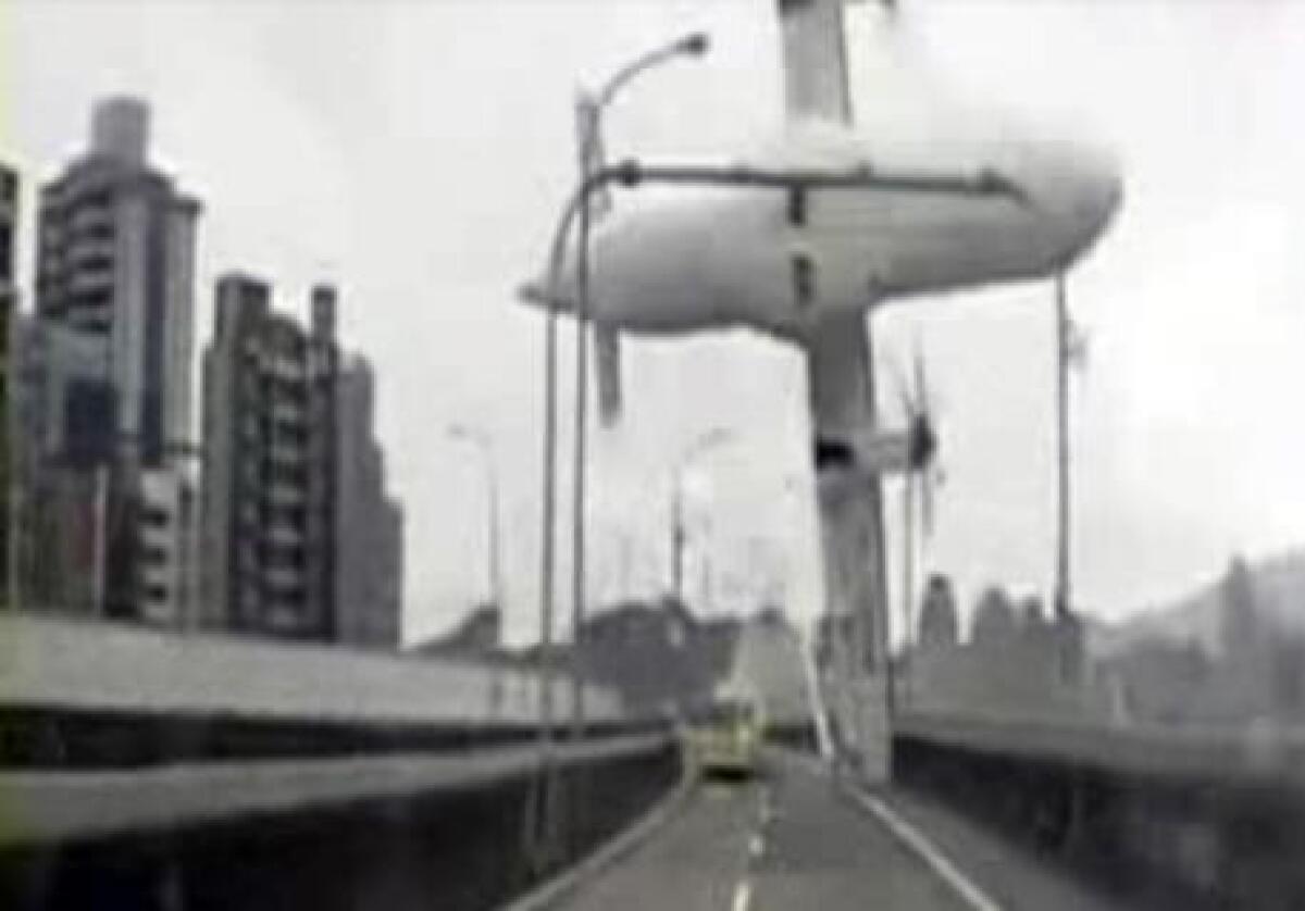 Taiwan: aereo TransAsia sfiora ponte e precipita nel fiume - 