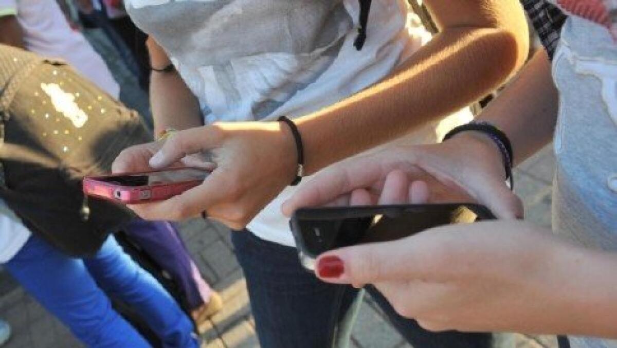 Leggere gli SMS altrui senza permesso è un atto di rapina - 