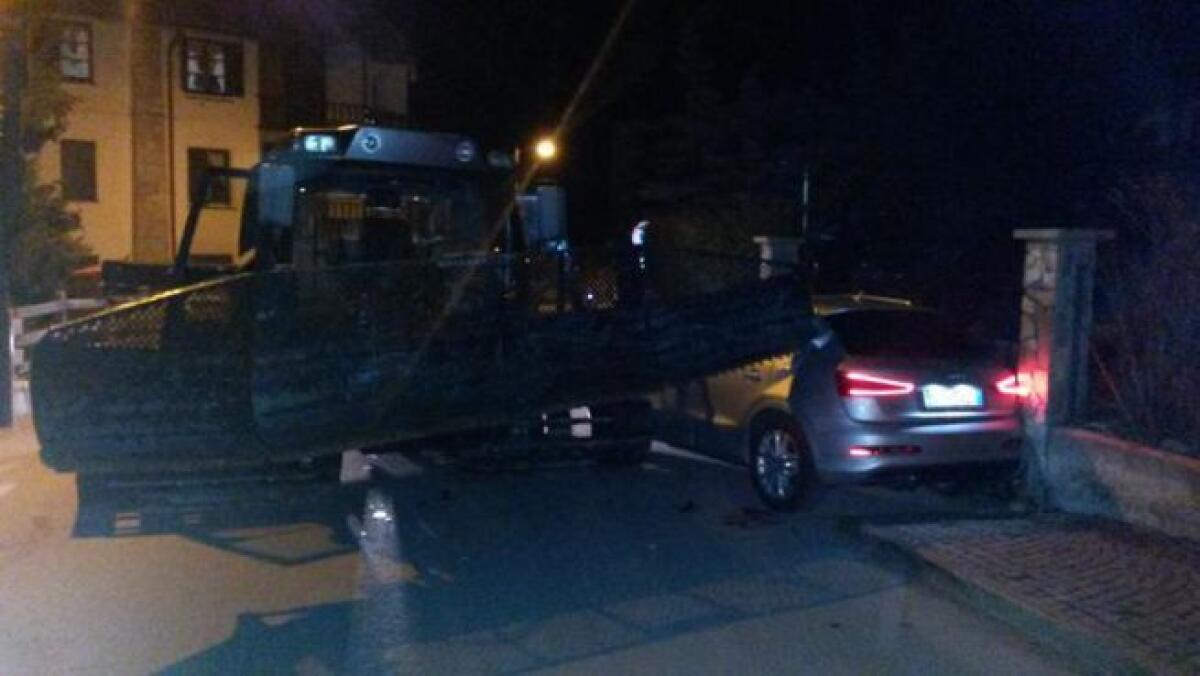 Incredibile: prende un gatto delle nevi e fa un incidente in strada - 