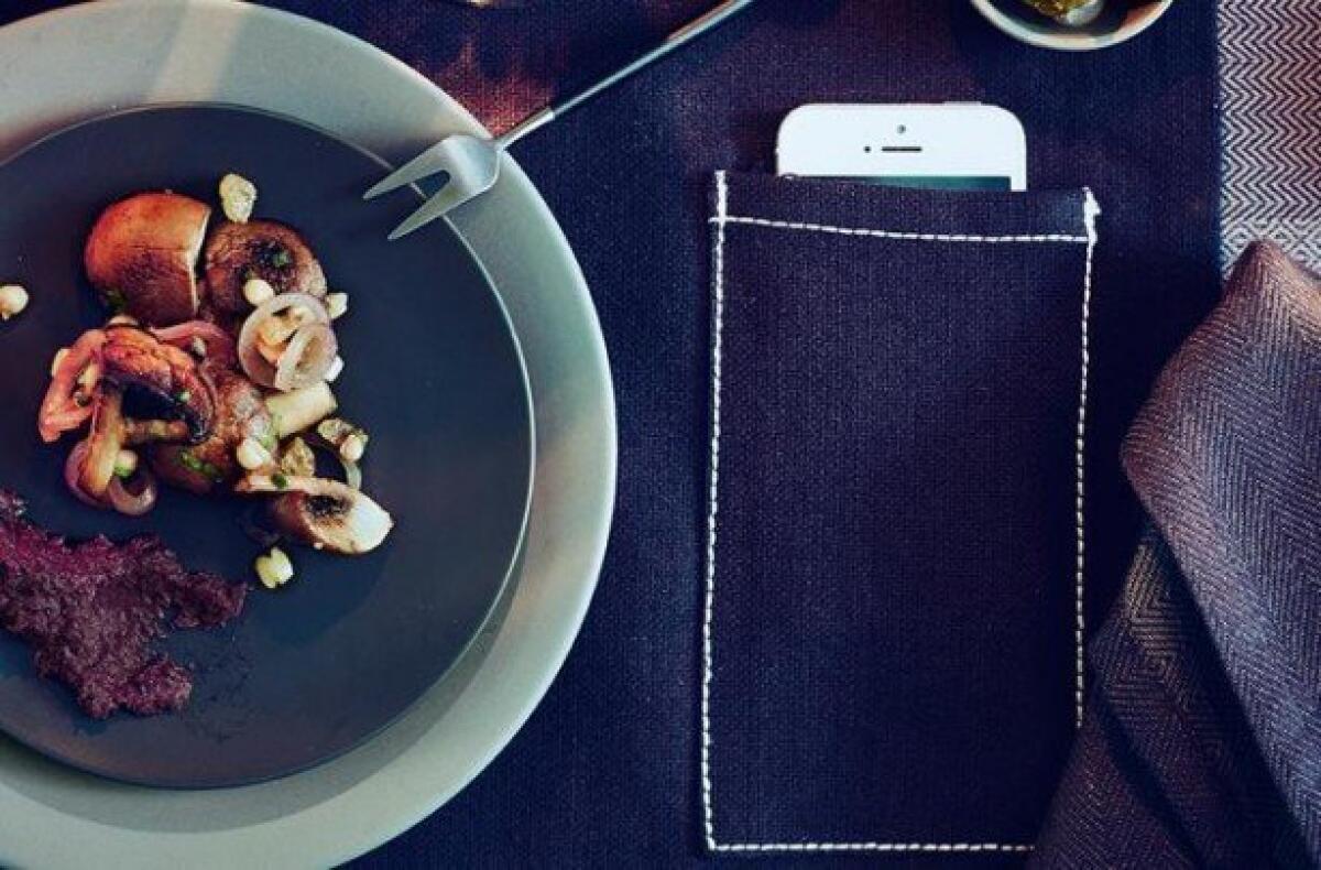 IKEA: ecco la tovaglia col taschino per lo smartphone - 