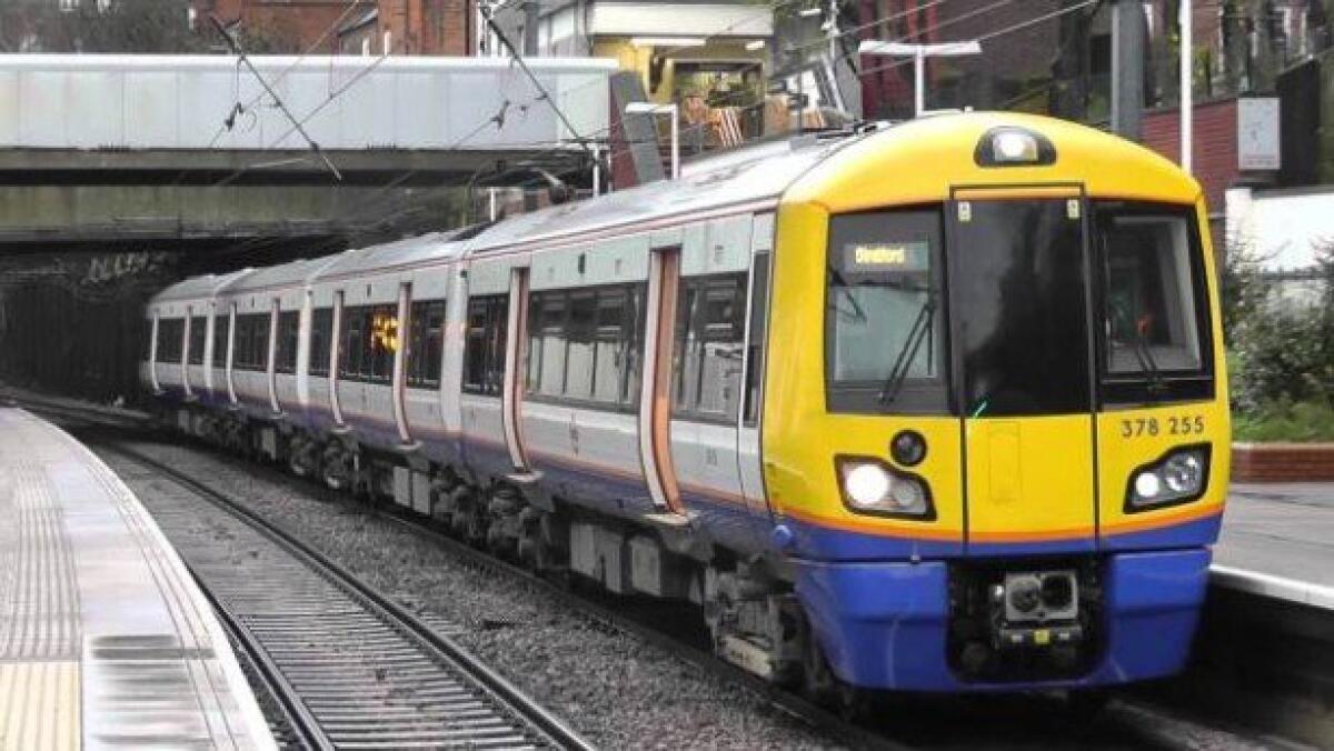 Carica il cellulare in Metro a Londra: Arrestato - 