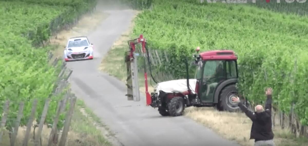 Auto da Rally a folle velocità ma all'improvviso esce un trattore...È riuscito a schivarlo oppure no? - 