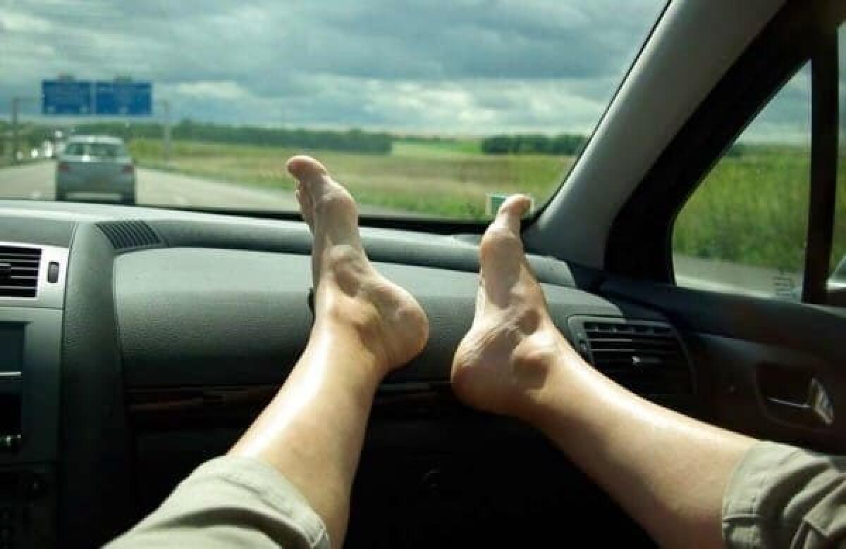 [Sicurezza] Mai poggiare i piedi sul cruscotto dell'auto! Ecco il perché - 