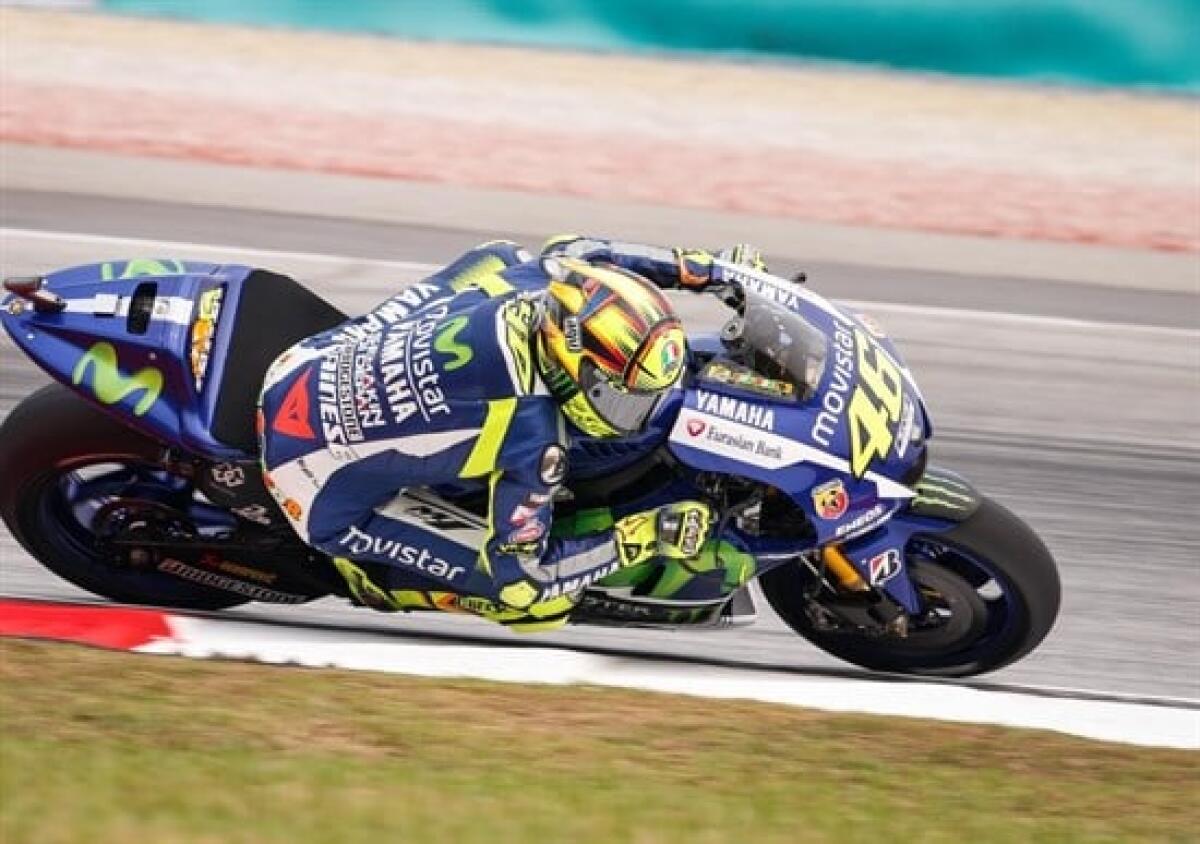 Rossi butta per terra Marquez in Malesia: ecco il video che... [Video Incredibile] - 