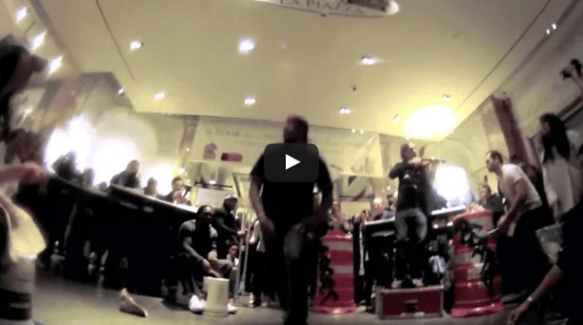 Stanno gustando una cena da Eataly, ma succede una cosa... [Video Incredibile] - 