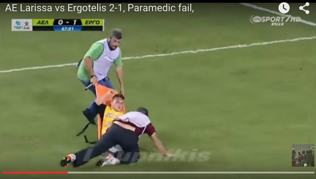 Epic fail dei paramedici: non riescono a trasportare il giocatore infortunato [Video Incredibile] - 