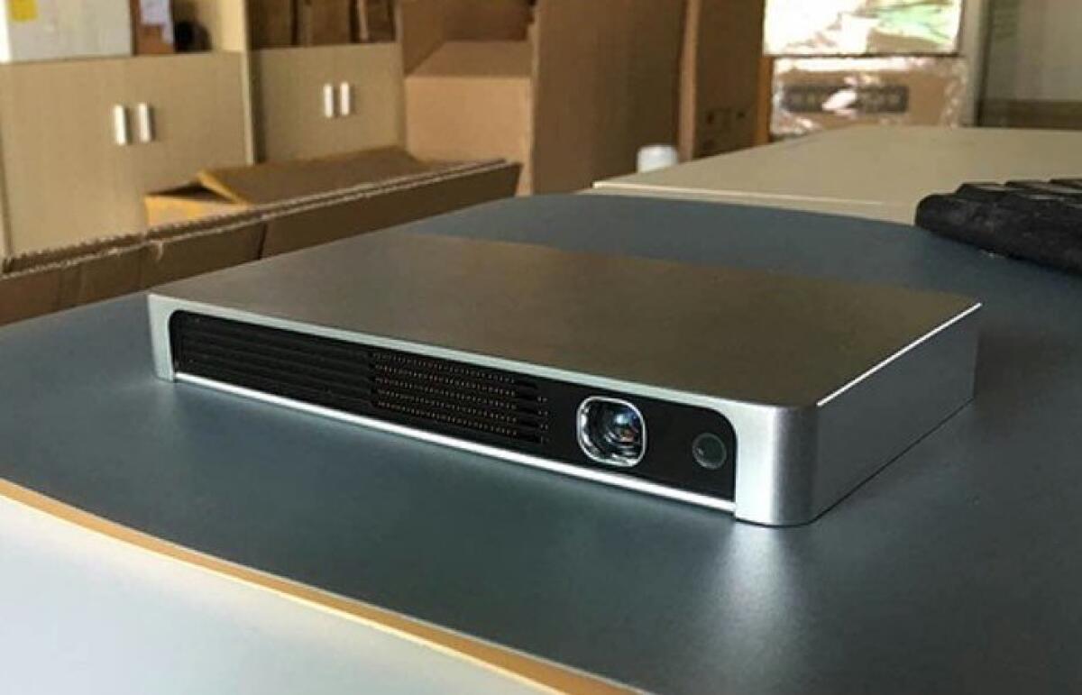 MeeGoPad T08: Mini PC con proiettore integrato - 