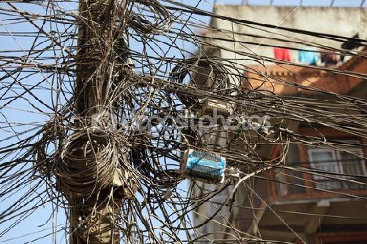 3 Rimedi per tenere Ordinati i Cavi della Scrivania! - 