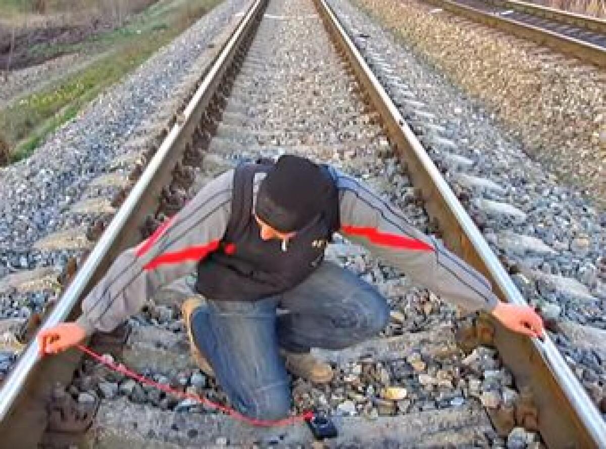 Guarda il modo più pericoloso in assoluto per ricaricare il telefono! - 