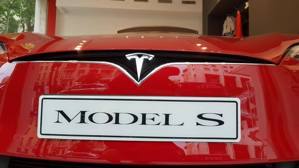 Test Drive Tesla Model S by YourLifeUpdated: L'elettrica bella e potente - 