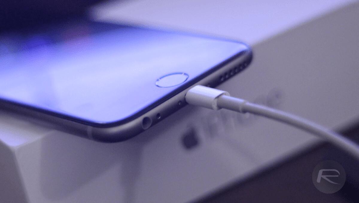 Ecco la foto dell'adattatore Apple da Lightning a Jack - 