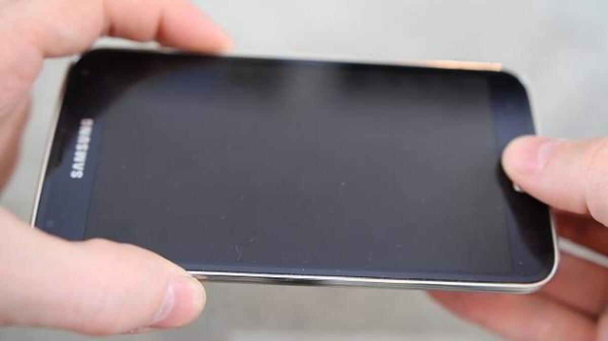 Display cellulare nero dopo caduta: cosa è successo? - 