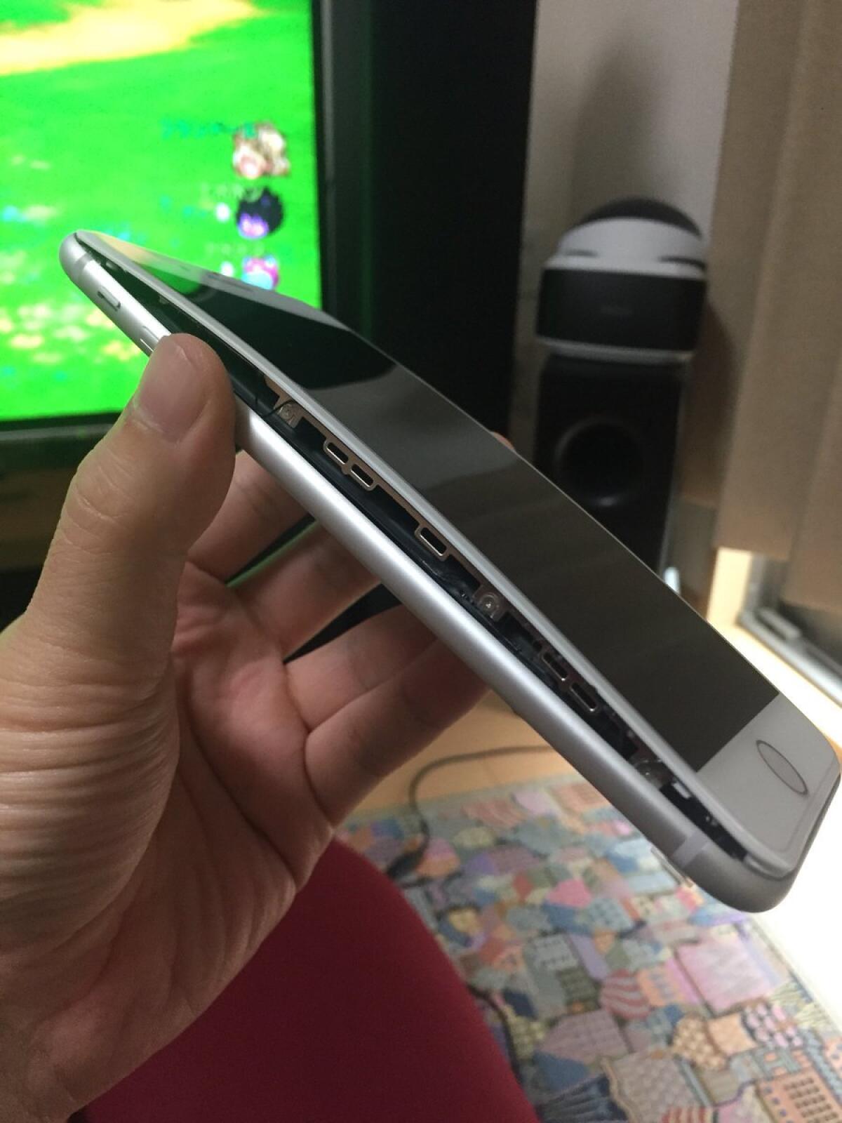 La batteria si gonfia su iPhone 8: Ecco le foto - 