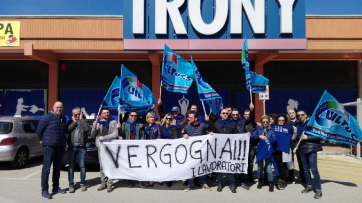 Trony fallisce: Chiusi già 43 negozi - 