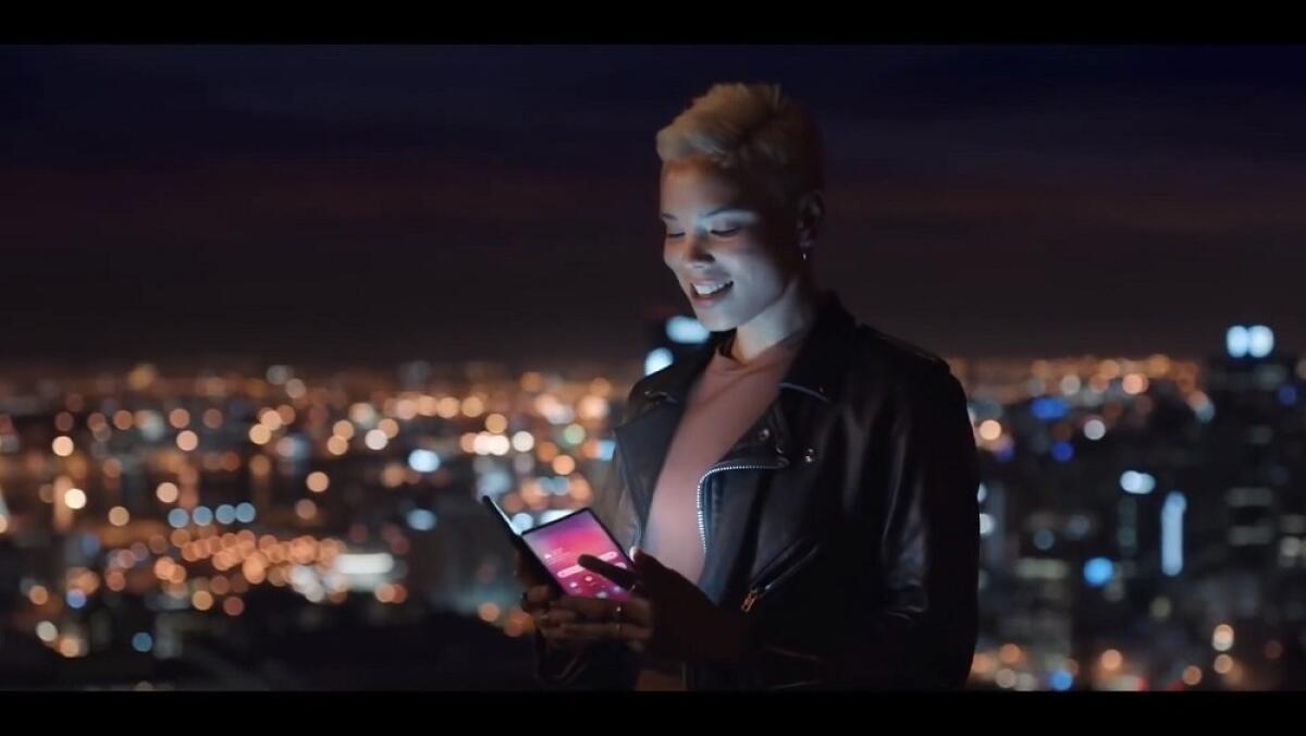 Il Samsung Galaxy F, lo smartphone pieghevole è reale: Foto e Video ufficiali - 