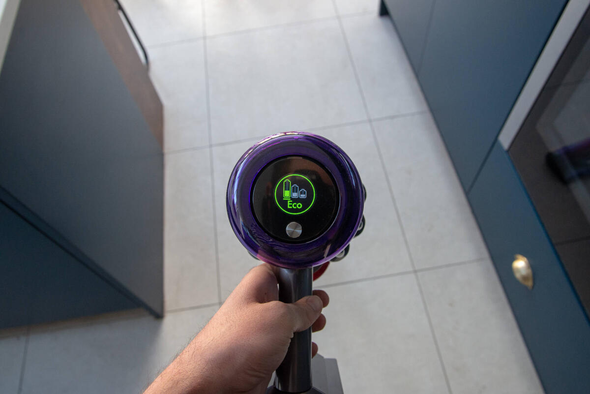 Dyson V11: Nuova versione dell'Aspirapolvere senza fili più potente ora con display integrato - 