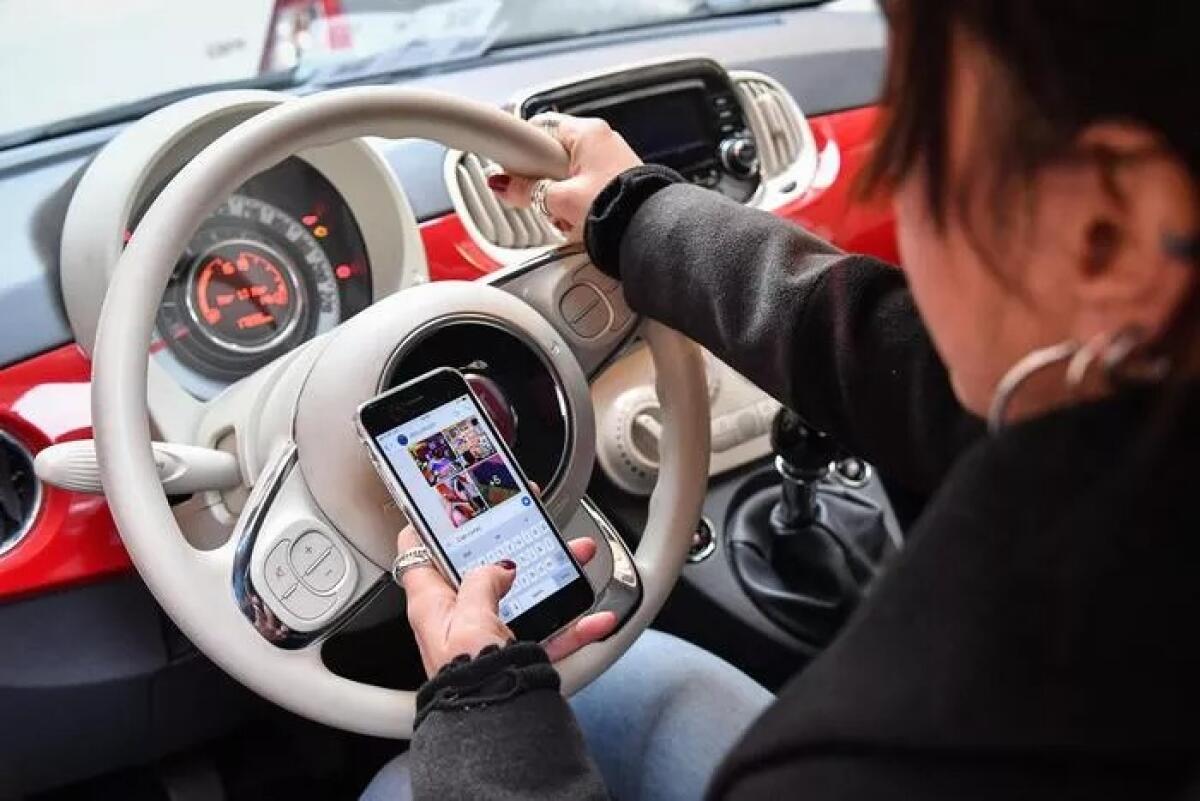 Cellulare, Smartphone, Telefono alla guida: cosa si rischia - 