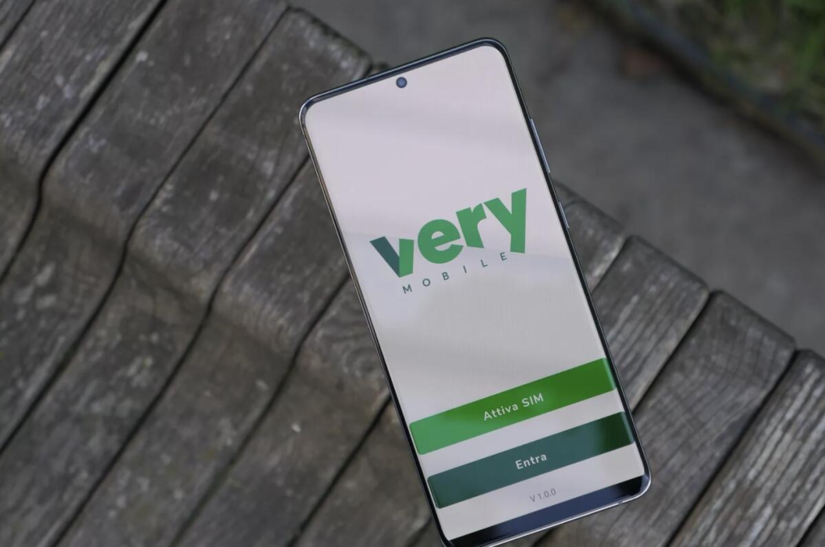 Very Mobile Summer Flash: 200 Giga, sms e minuti illimitati a 8,99 euro al mese - 