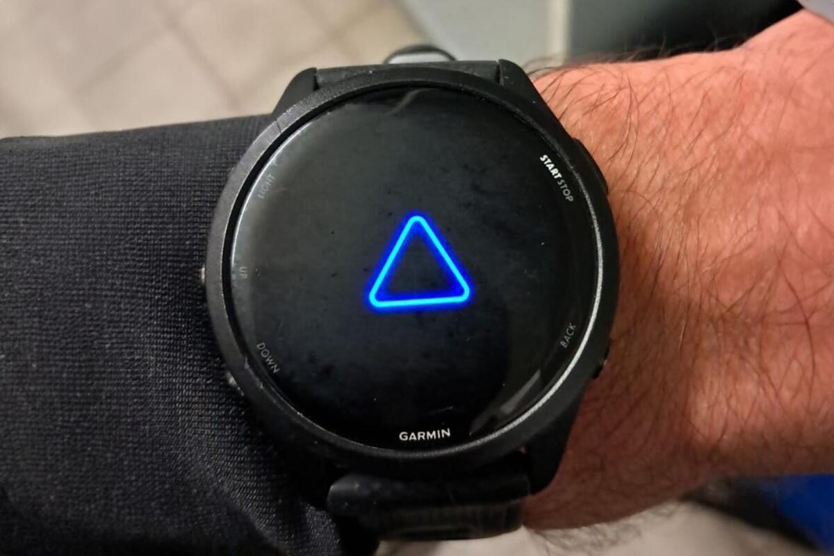 Smartwatch Garmin bloccato nella schermata con triangolo blu: COSA FARE e COME RISOLVERE - 