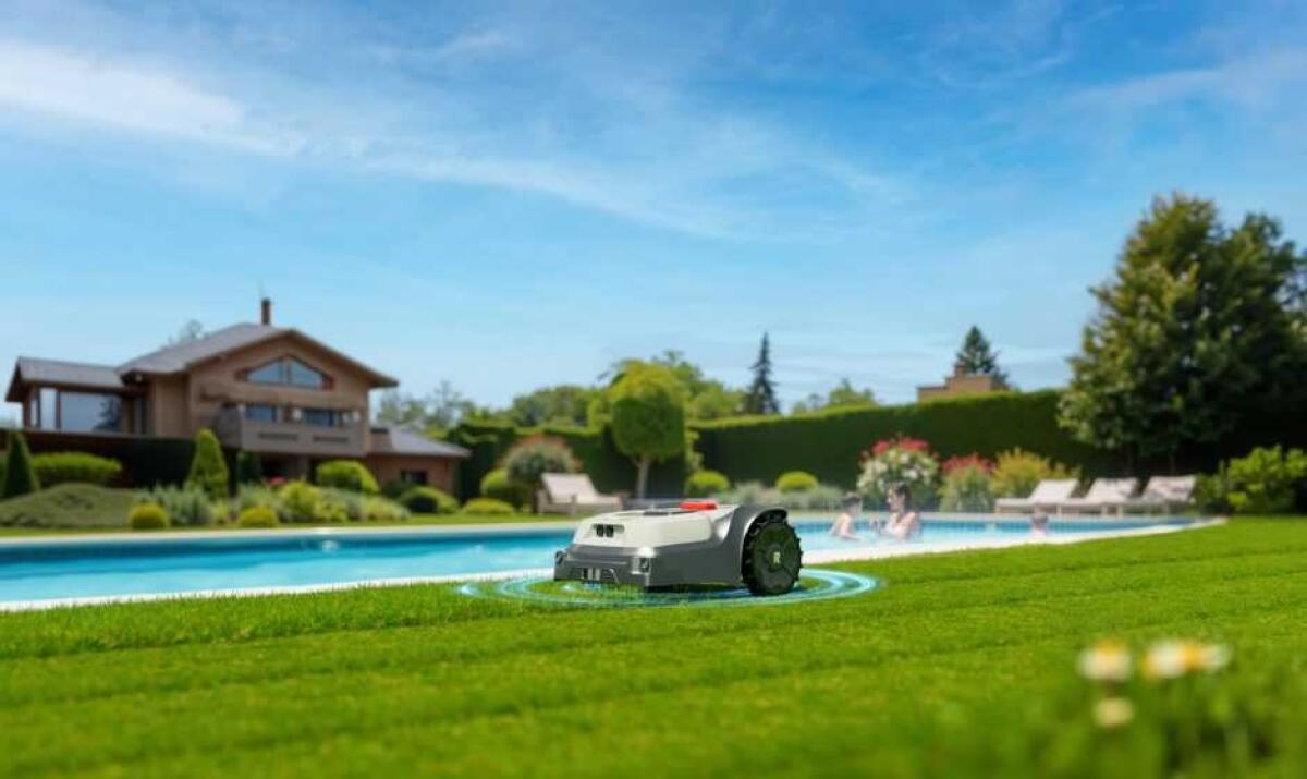 Addio fili perimetrali: il nuovo RoboUP 2025 taglia il prato da solo fino ai bordi - 