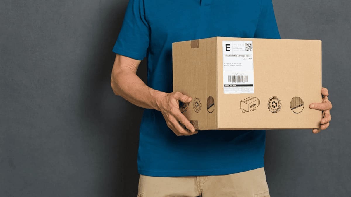 Arriva la tassa da 2 euro sui pacchi: dal 2026 paghi di più per ogni ordine online sotto i 150 euro - 