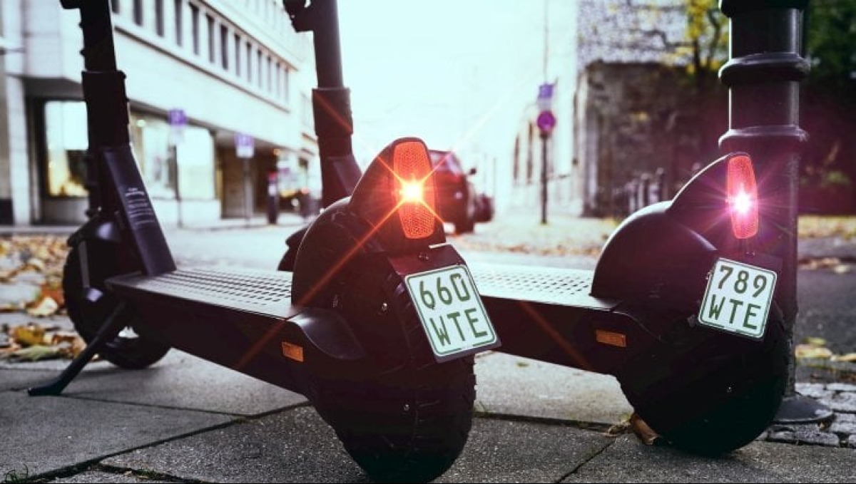 Monopattini elettrici, targa obbligatoria dal 16 maggio 2026: costi, come richiederla e sanzioni - 